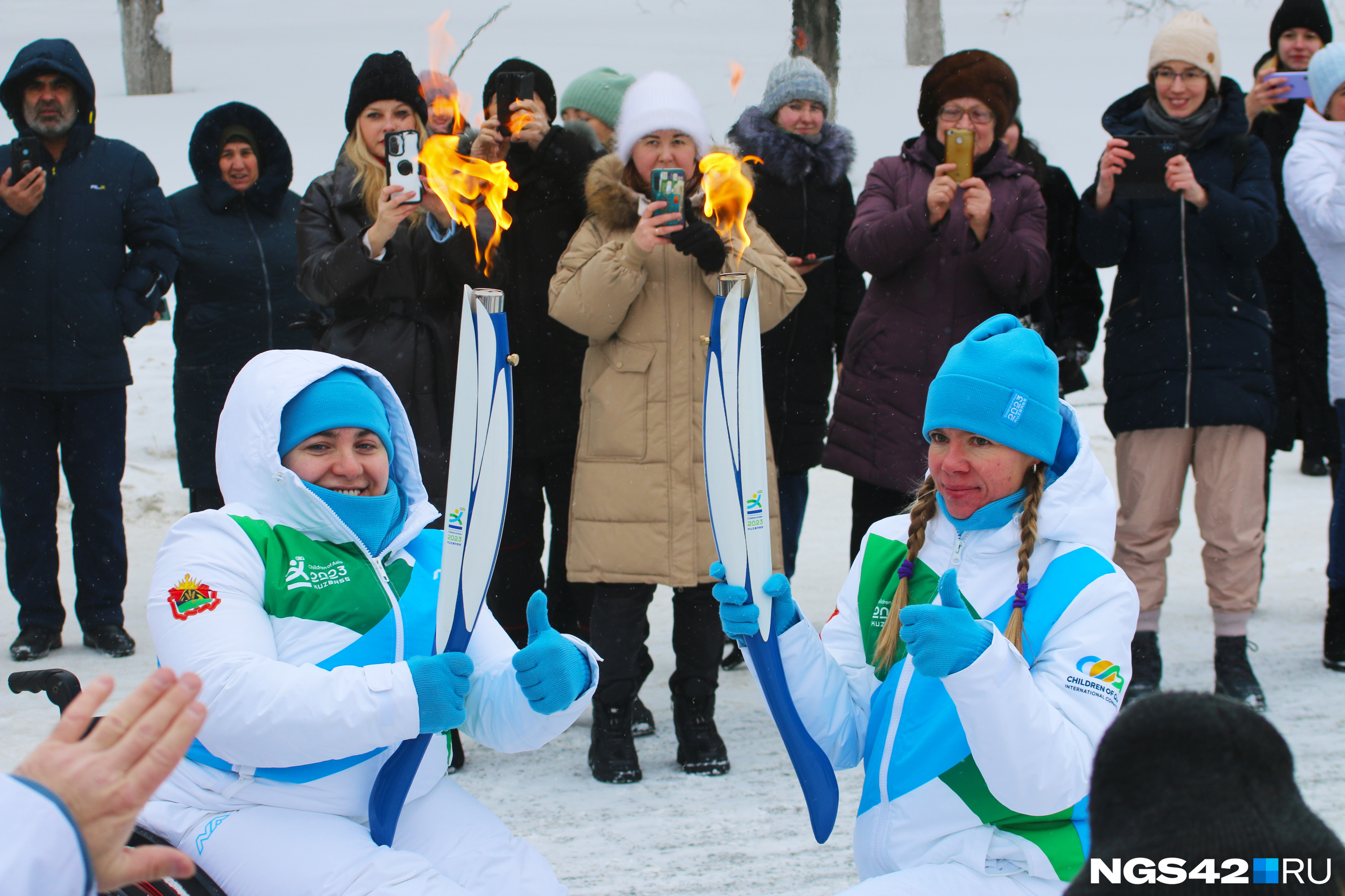Участница Паралимпийских игр Хеда Бериева (слева) и чемпионка Сурдлимпийских игр Оксана Климова взяли на себя <nobr class="_">12-й</nobr> и <nobr class="_">13-й</nobr> этап