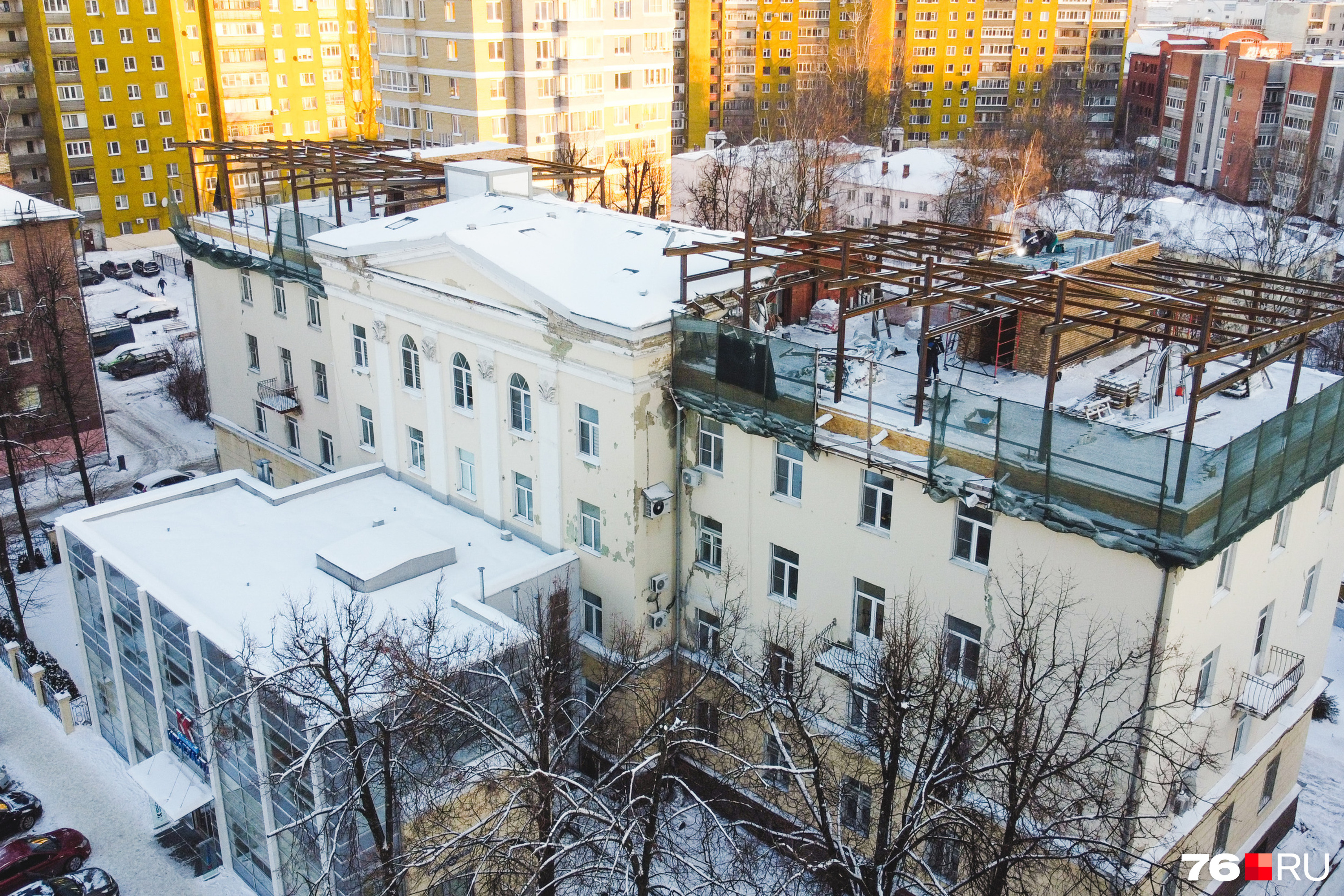 Пристройка в подъезде многоквартирного дома на этаже