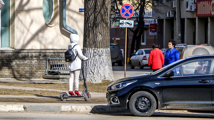 Вето для любителей быстрой езды. В Нижегородском кремле запретили кататься на электросамокатах