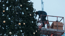 Так просто не дотянуться: как в Архангельске «раздевали» главную городскую елку