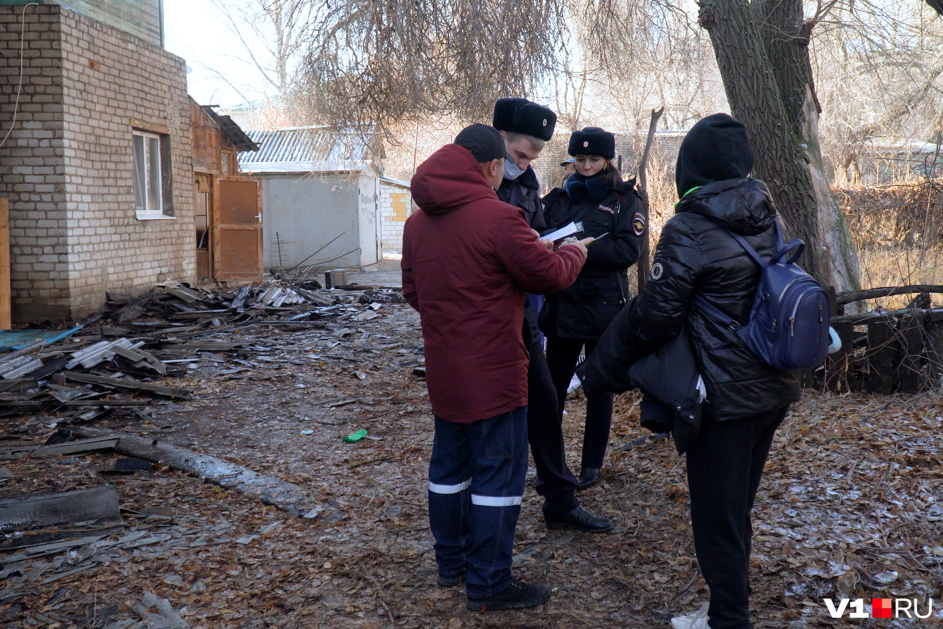 Волгоградцы передали полиции кирпичи, которыми им поразбивали окна Волгоградцы передали полиции кирпичи, которыми им поразбивали окна