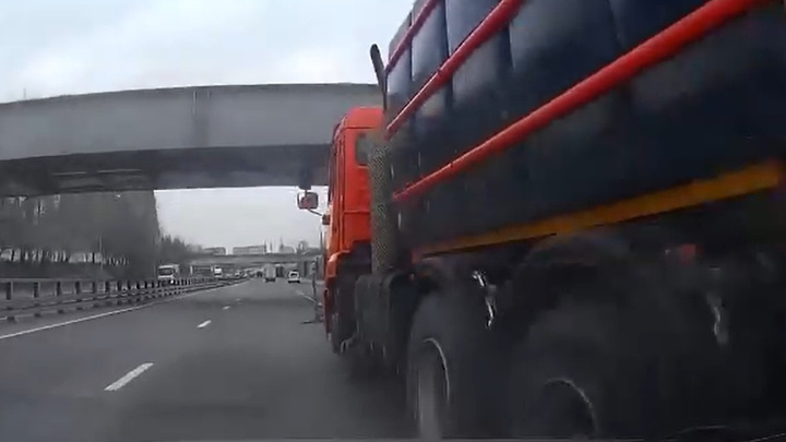 Шофер КАМАЗа на 6-полосной магистрали ударил легковушку со всего маху — за что он так отомстил (смотрим видео)