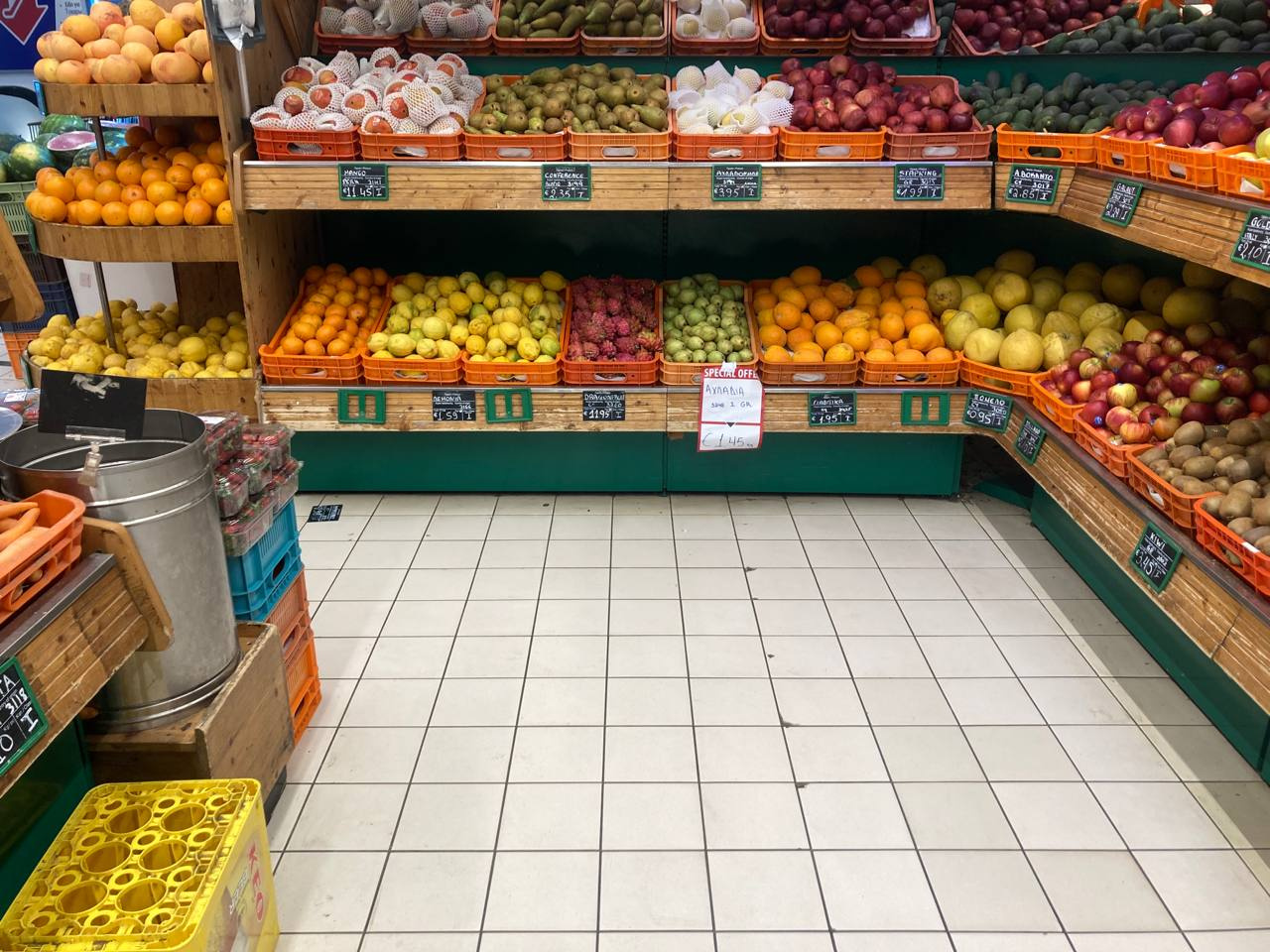 Отдел с овощами и фруктами в местном магазинчике