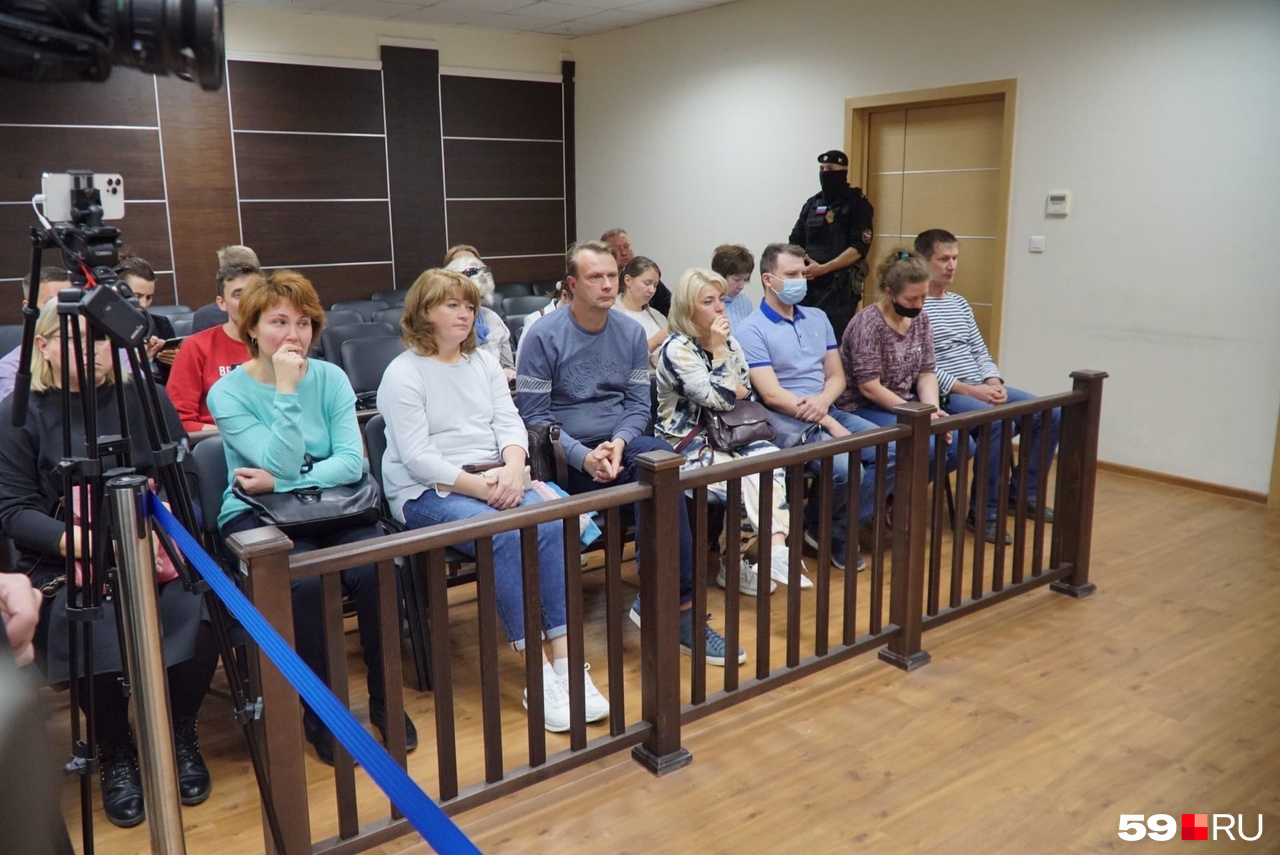 Родственников погибших попросили занять первый ряд в зале суда
