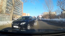 Угрожают принципиальному водителю праворульки — он таранит нарушителей и выкладывает видео в YouТube
