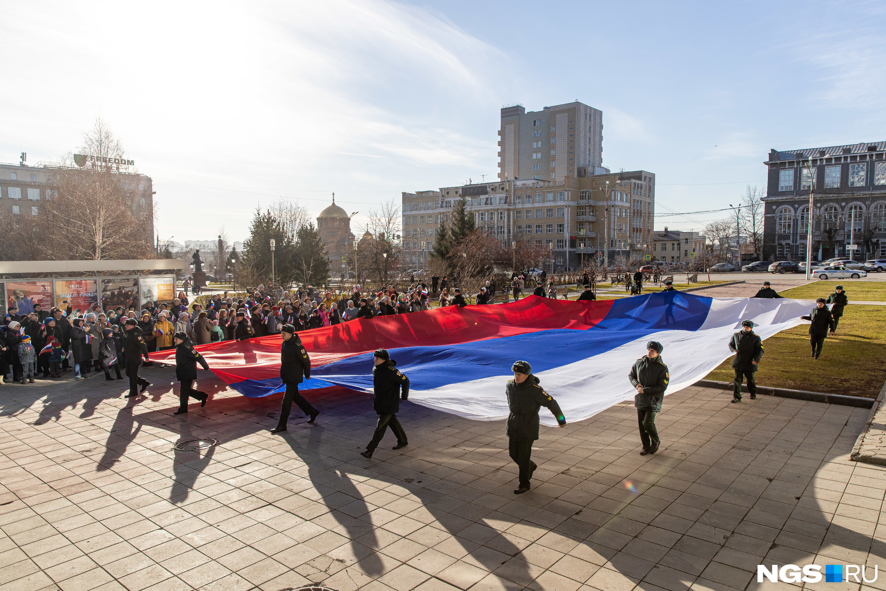 На месте собрались сотни людей На месте собрались сотни людей