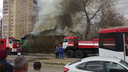 На улице Пушкина в центре Перми загорелся деревянный жилой дом