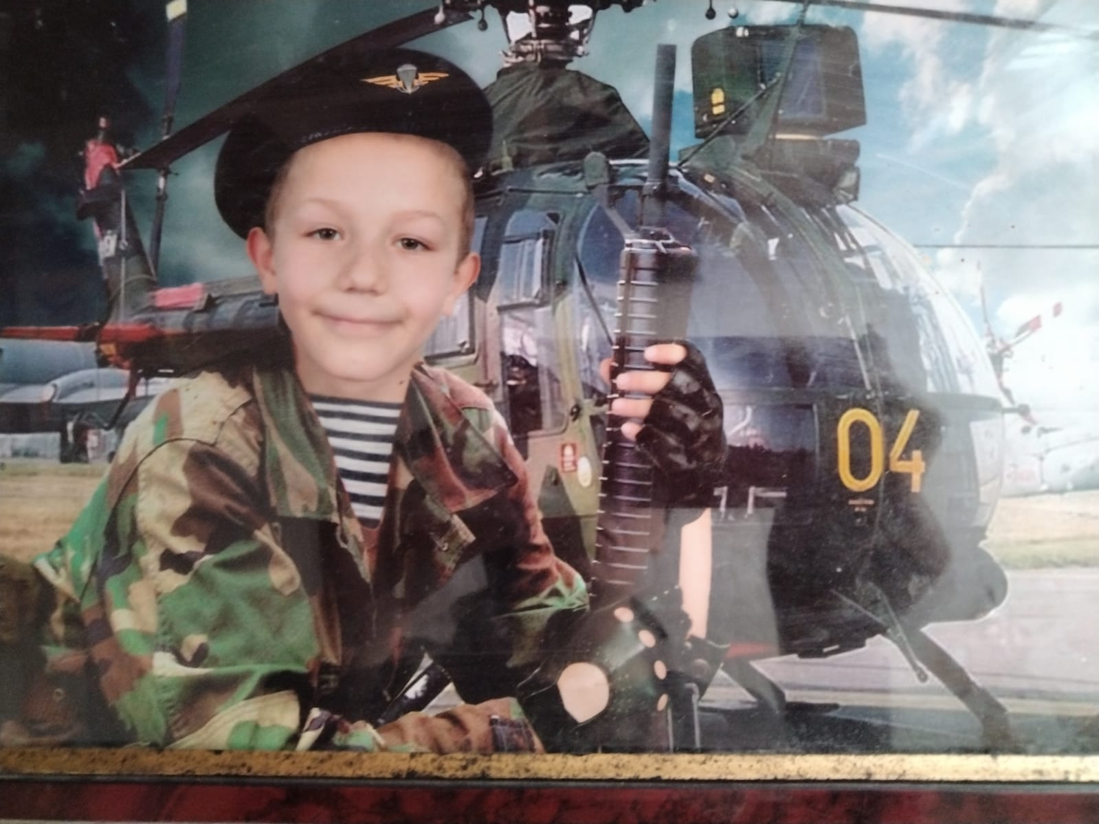 Гриша в детстве фотографировался в военной форме