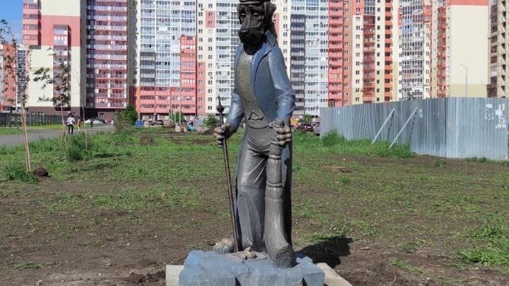 В Челябинске рядом с высотками установили скульптуру собаки, самостоятельно убирающей за собой