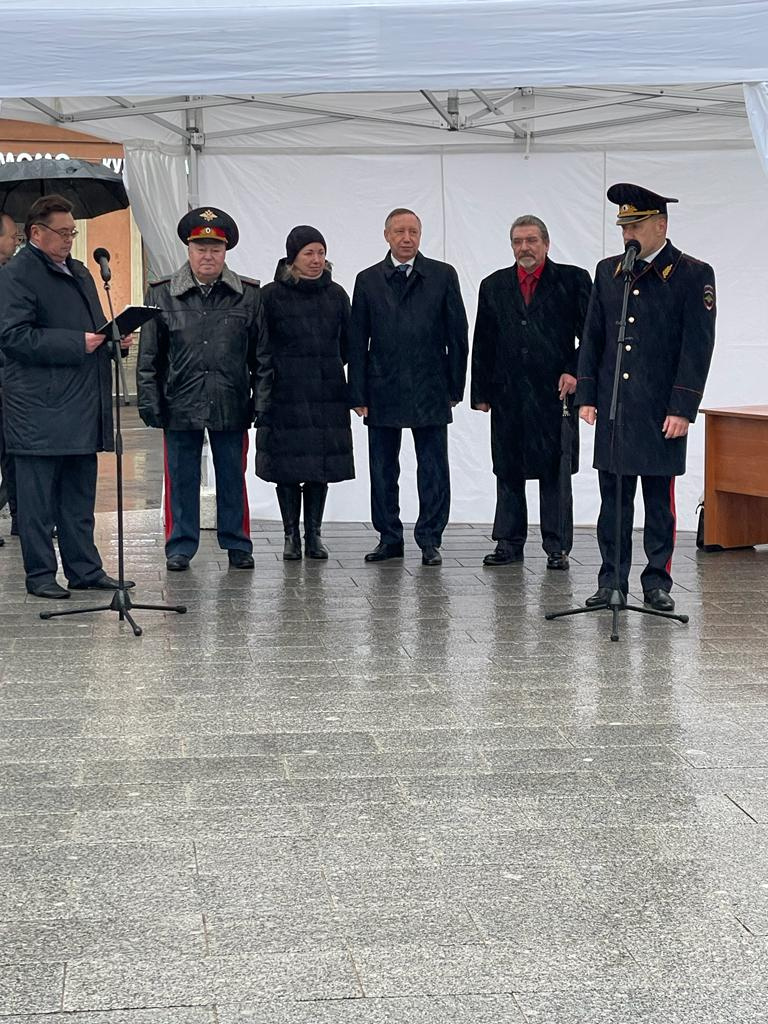 Памятник городовому торжественно открыли у главка к профессиональному  празднику - 10 ноября 2021 - ФОНТАНКА.ру