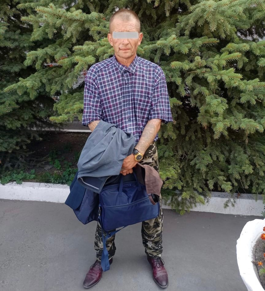 Мужчина был одет в рубашку и туфли, носил часы Мужчина был одет в рубашку и туфли, носил часы