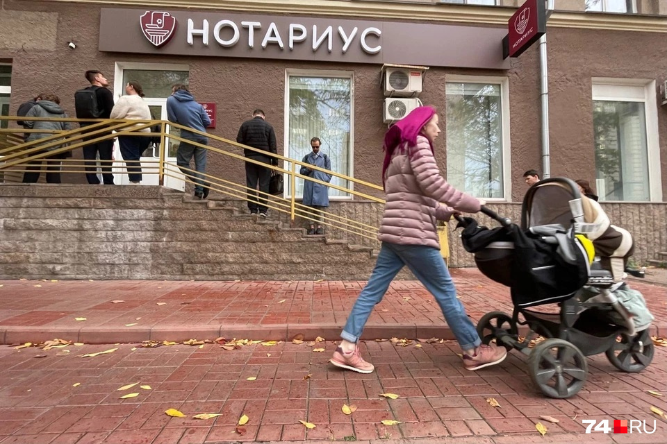 В офисе нотариуса так много посетителей, что многим приходится ждать на улице В офисе нотариуса так много посетителей, что многим приходится ждать на улице