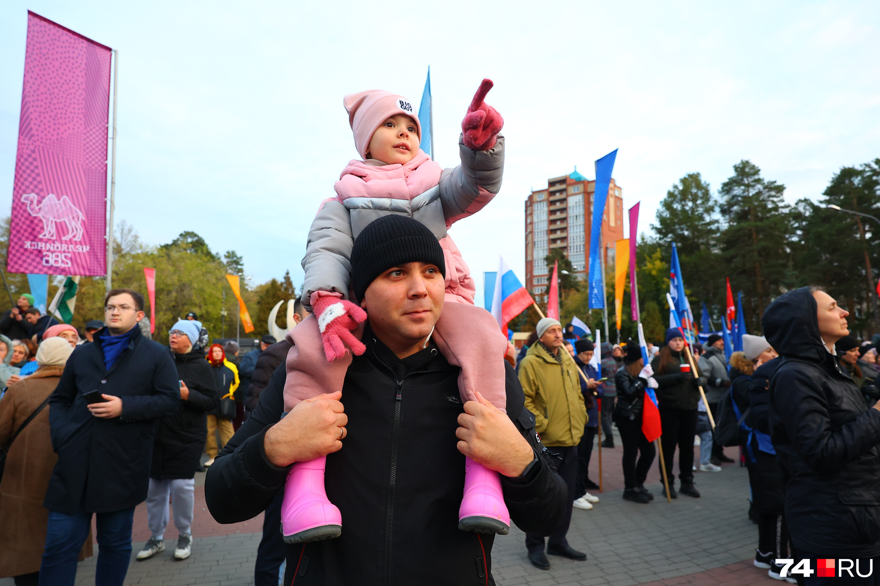 Митинг-концерт с участием Вики Цыгановой в поддержку референдумов прошел в  Челябинске: фоторепортаж - 30 сентября 2022 - 74.ru