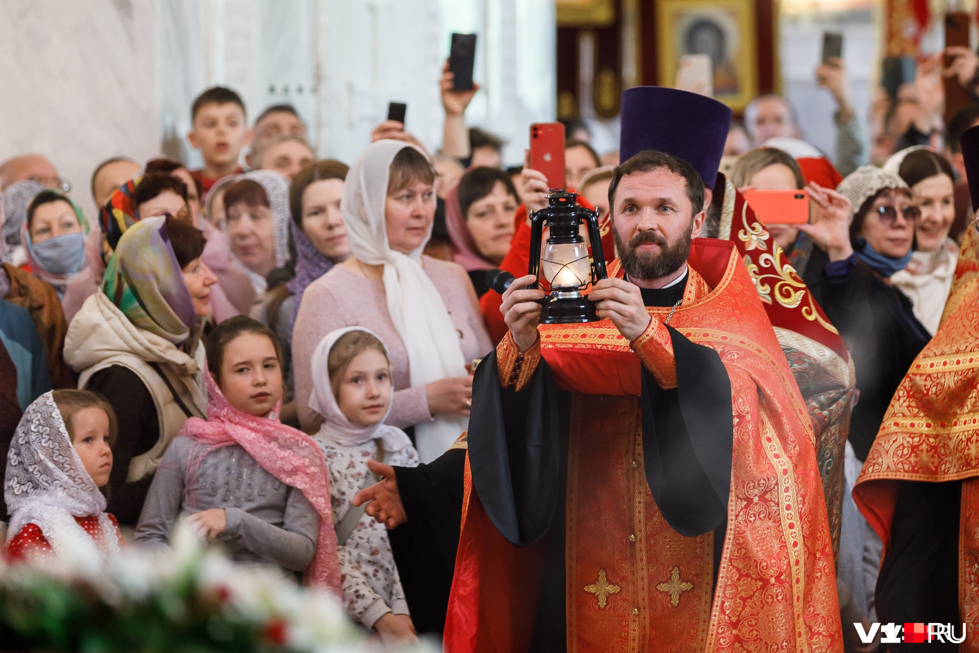 Внутри собора Александра Невского верующих уже ждал Благодатный огонь