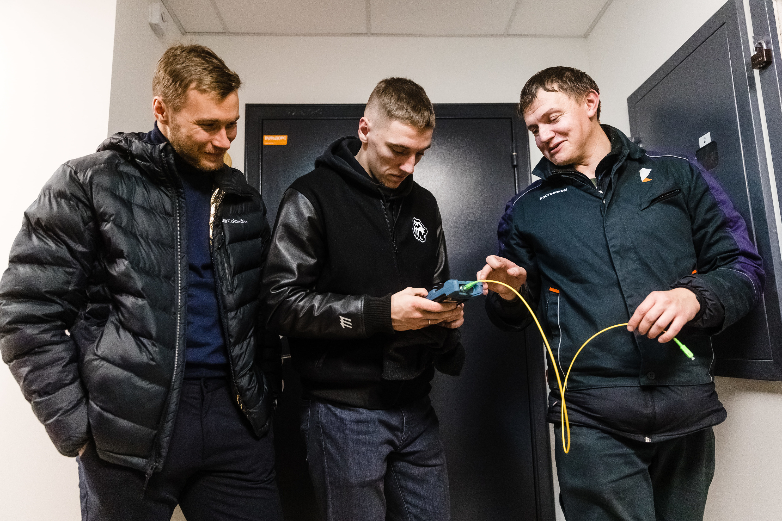 Хоккеисты помогли работникам связи проложить кабель и проверить работоспособность сети