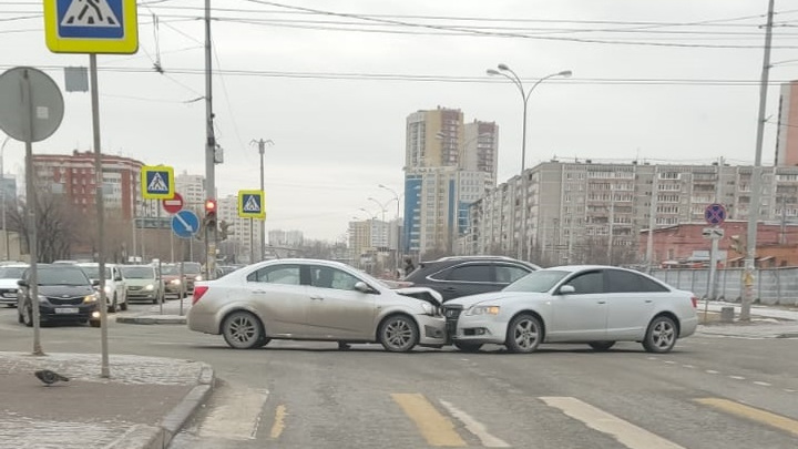 В Екатеринбурге из-за лобового столкновения легковушек образовалась километровая пробка