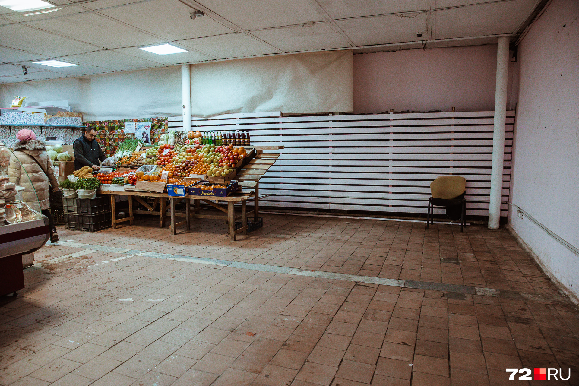 В торговом зале тоже появились пустые квадраты, которые еще недавно занимали витрины и холодильники, забитые товаром