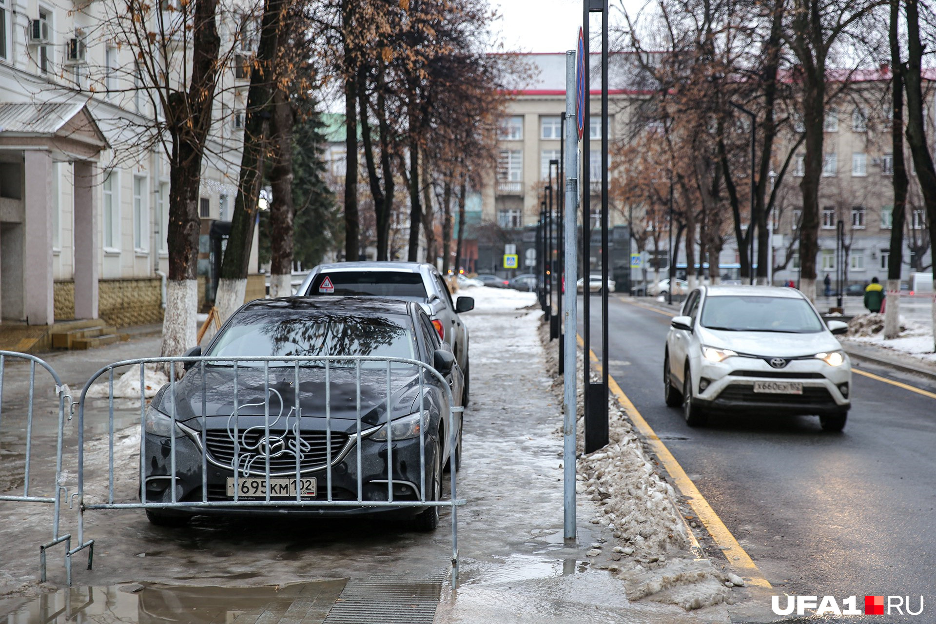 Машины доставляют массу неудобств горожанам Машины доставляют массу неудобств горожанам