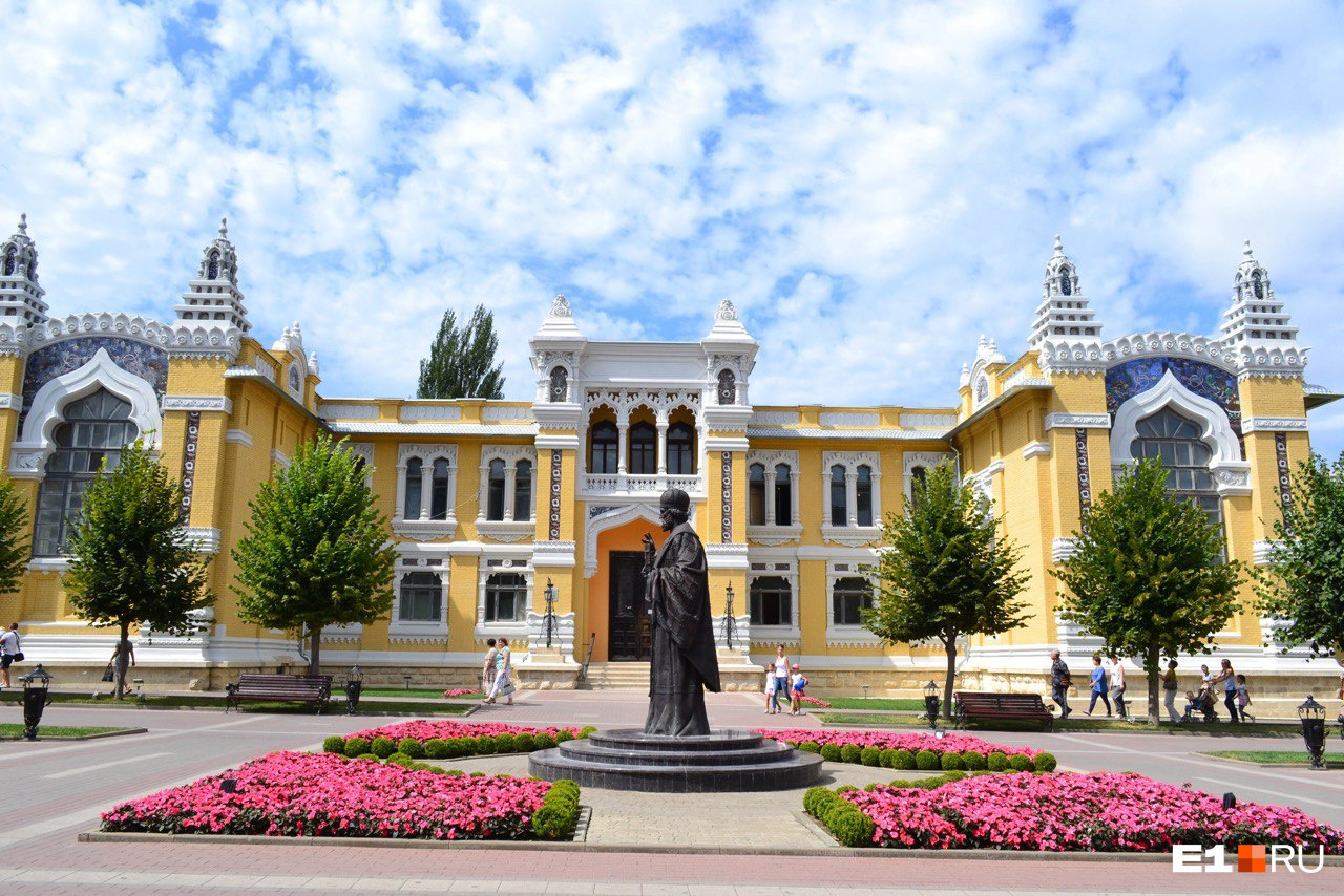 Скульптурный образ Николая Чудотворца на фоне здания санатория в Кисловодске