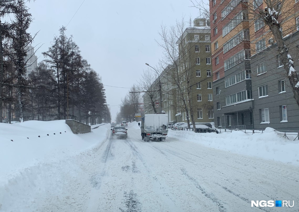 Новосибирск замело: НГС посмотрел, как машины продираются через снежную кашу и чем занимается уборочная техника