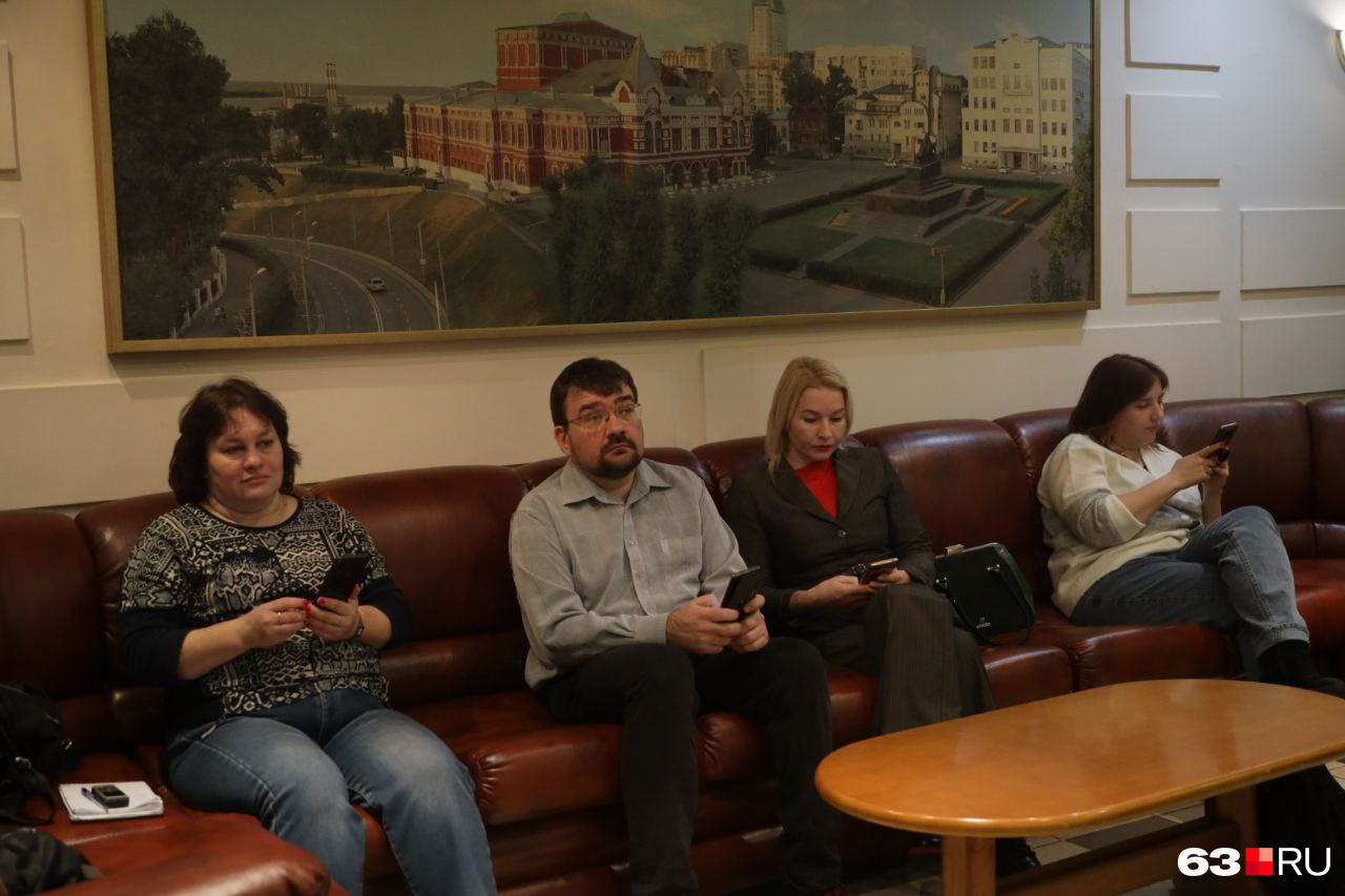 Наши коллеги — журналисты самарских изданий — в импровизированном пресс-центре в холле гордумы