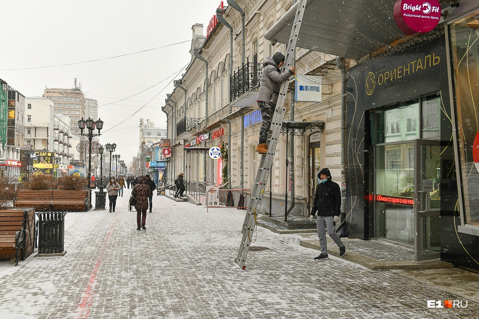 Жители Екатеринбурга пока не чувствуют новогоднего настроения
