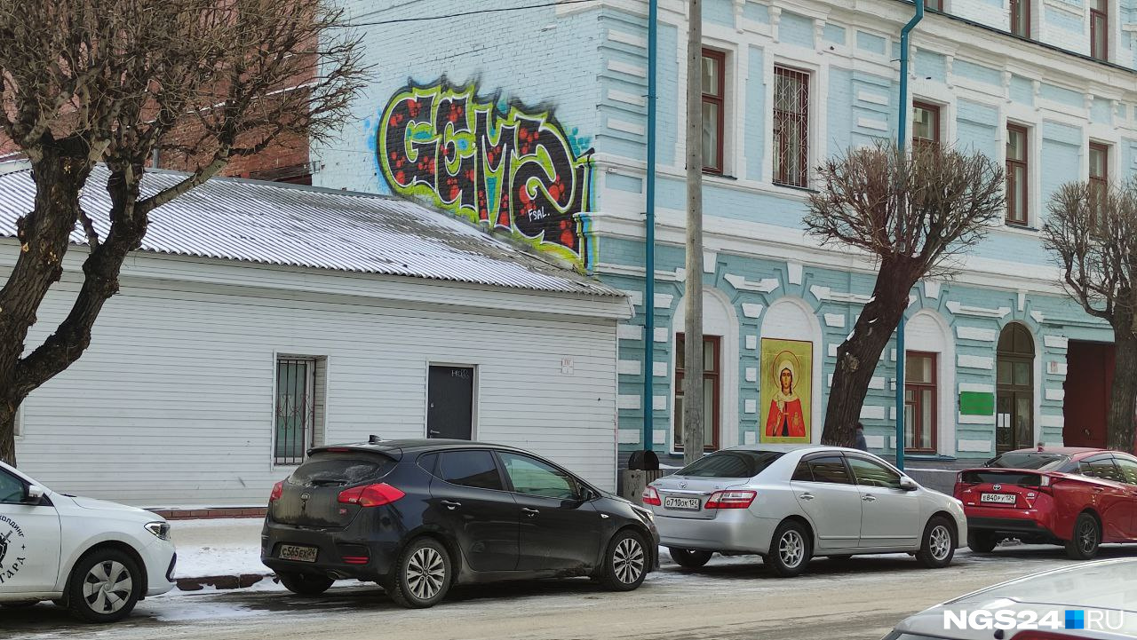 Исторический памятник в центре Красноярска изуродовали граффити. Вандала ищут уже давно