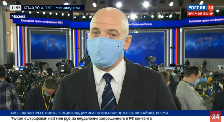 Для журналистов на пресс-конференции приготовили специальные маски