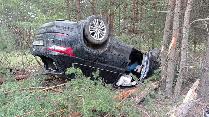«Стало плохо за рулем». Под Екатеринбургом погиб водитель кроссовера, который улетел в лес и перевернулся
