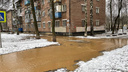 В центре Ярославля улицу затопило коричневой водой: кадры с места