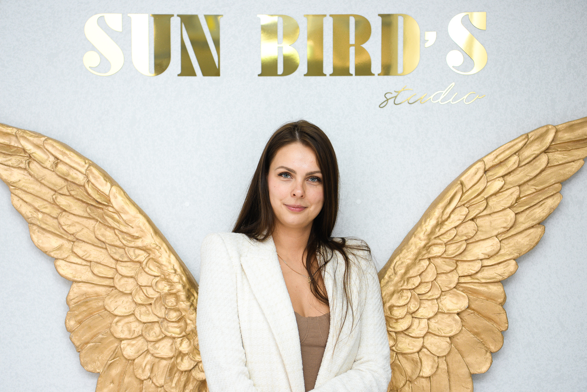 Директор салона красоты Sun Bird's Studio Алина Давыдова в фотозоне салона