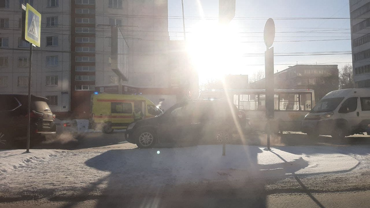 На Комсомольском проспекте в Челябинске маршрутка с пассажирами врезалась в столб