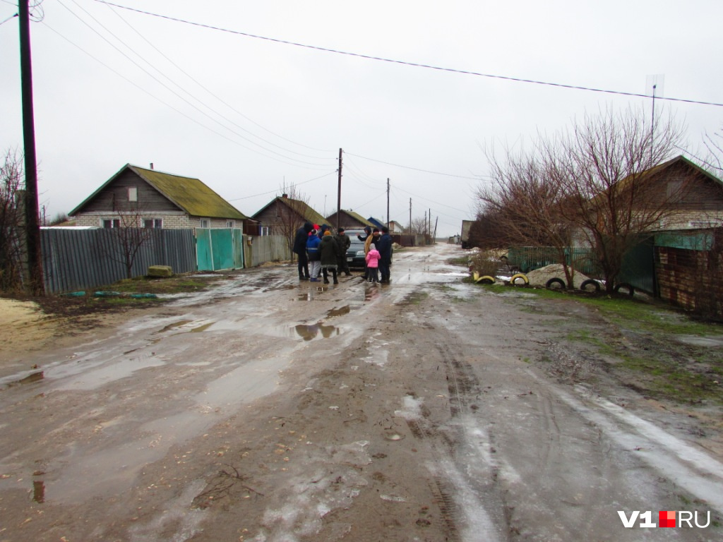 Дубовый овраг элиста. Дубовый овраг Волгоградская область. Дубовый овраг Волгоград. Церковь дубовый овраг Волгоградская область. Жители Дубового оврага.