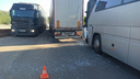 Момент столкновения экскурсионного автобуса с грузовиком на <nobr class="_">М-5</nobr> в Челябинской области попал на видео