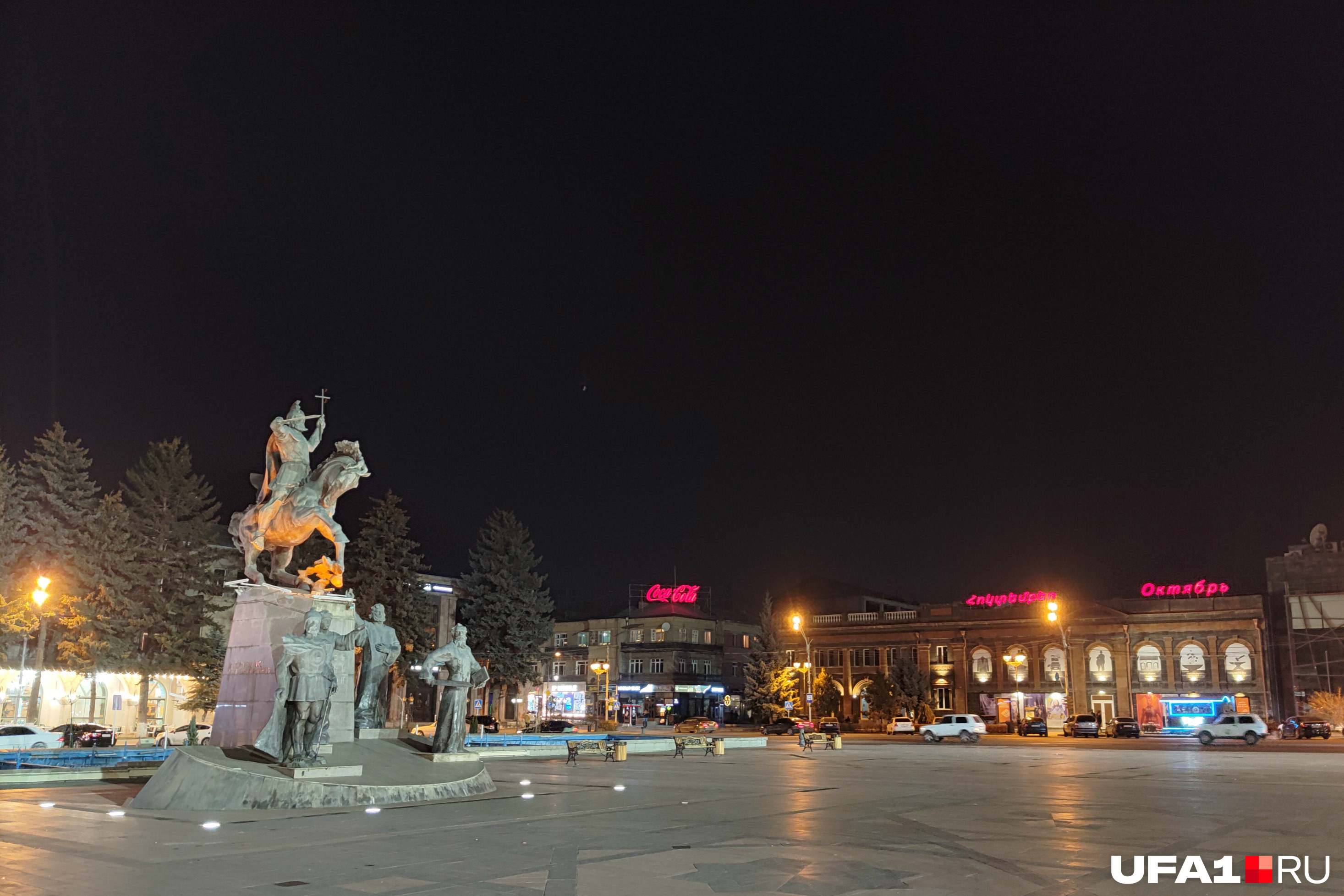 Площадь Варданянц, памятник национальному герою Вардану Мамиконяну