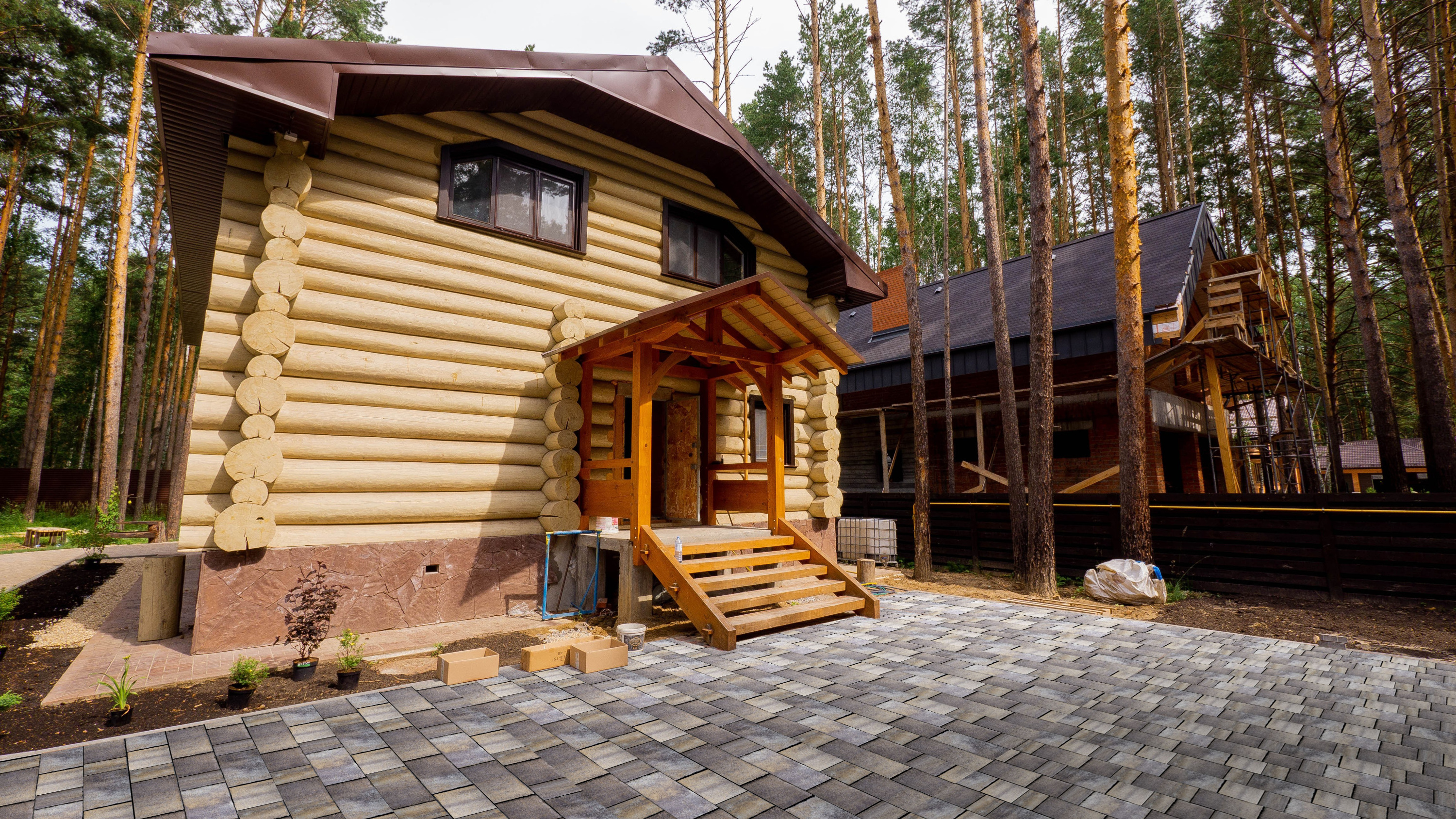 Пример визуализации тротуарного покрытия у деревянного дома