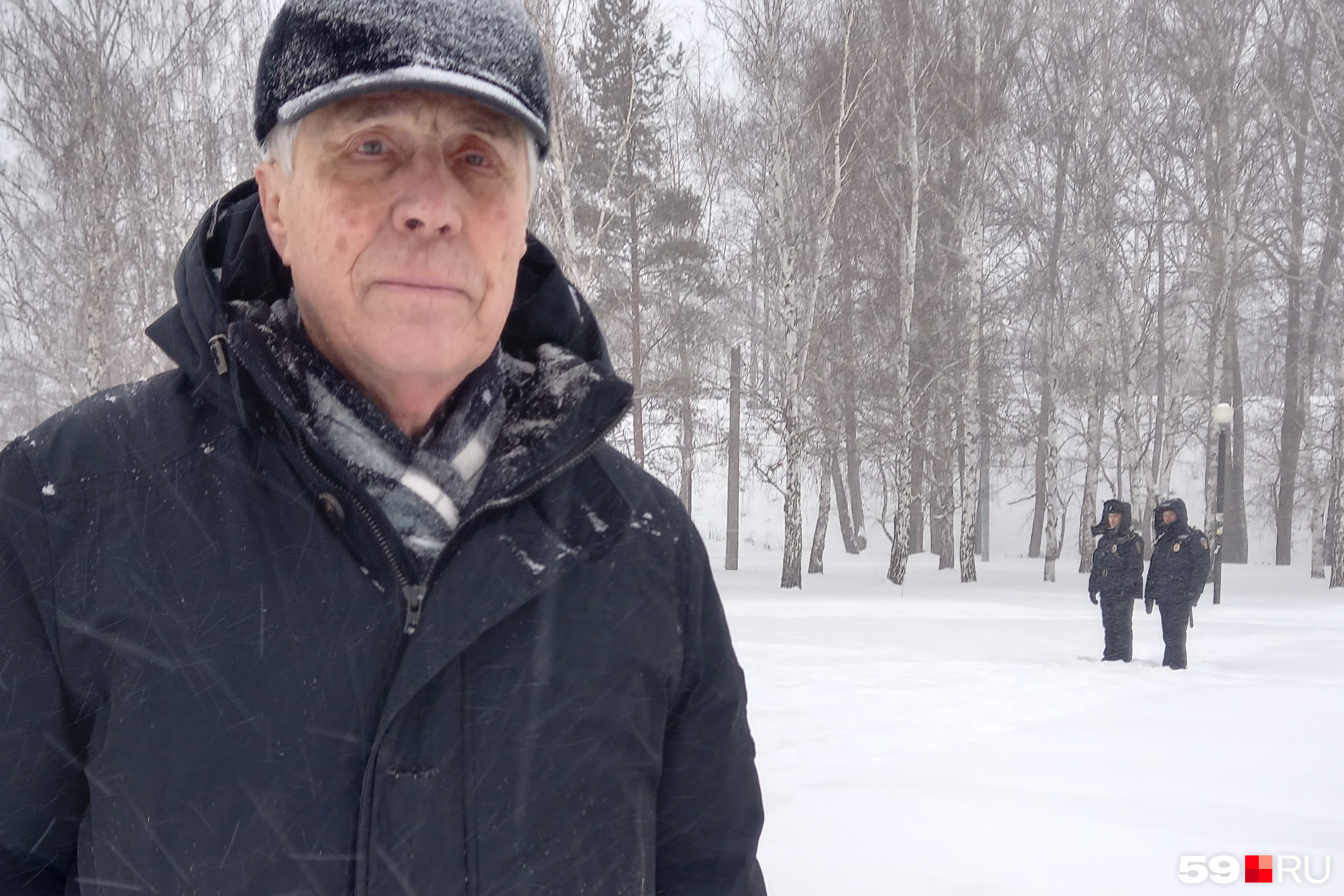 Это Виктор Гилин. Ранее он прогуливался в «Парке камней» со скандинавскими палками и заметил пикет «Молодой гвардии» Это Виктор Гилин. Ранее он прогуливался в «Парке камней» со скандинавскими палками и заметил пикет «Молодой гвардии»