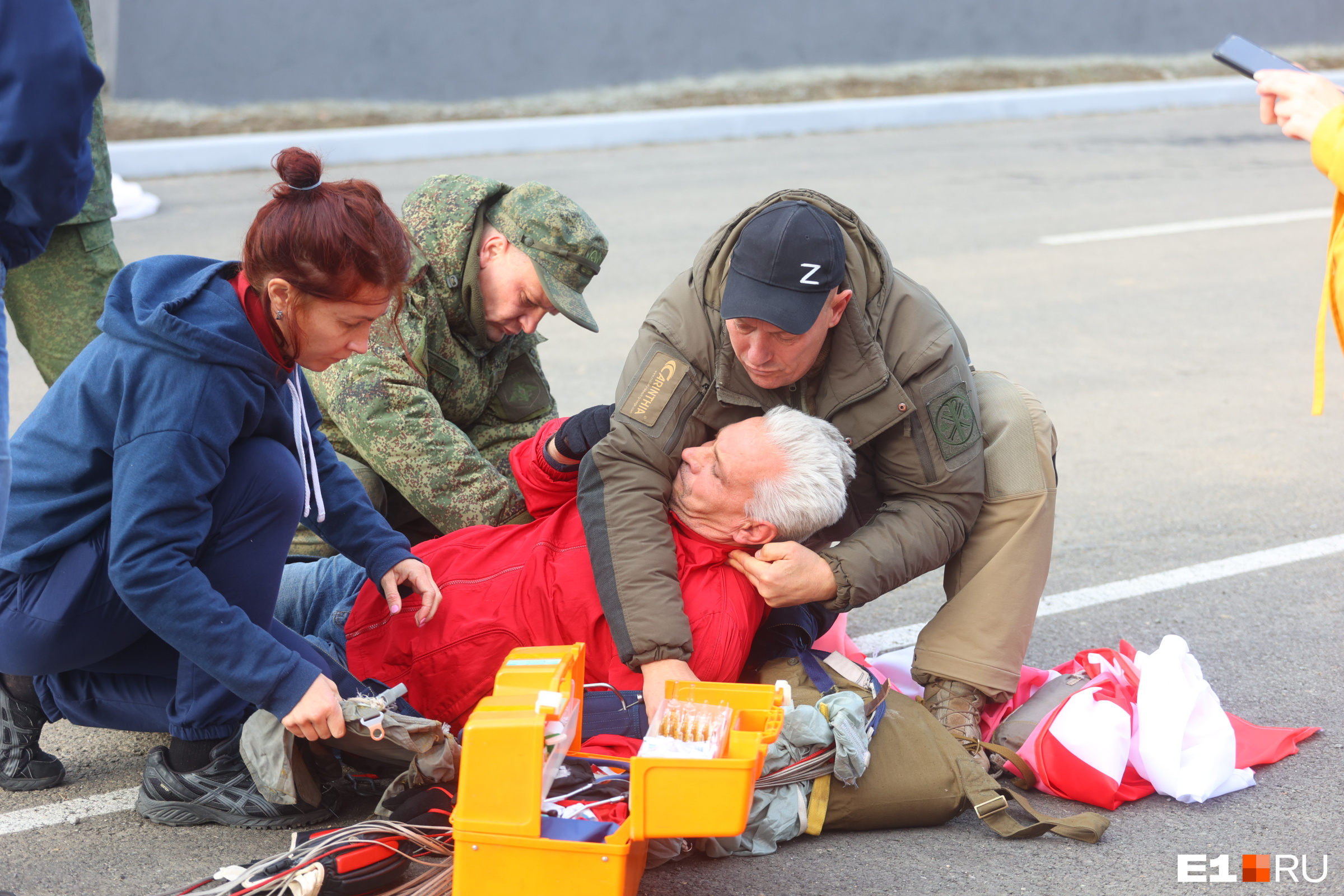 Во время показательных выступлений на Свердловском полигоне два парашютиста получили травмы. Видео