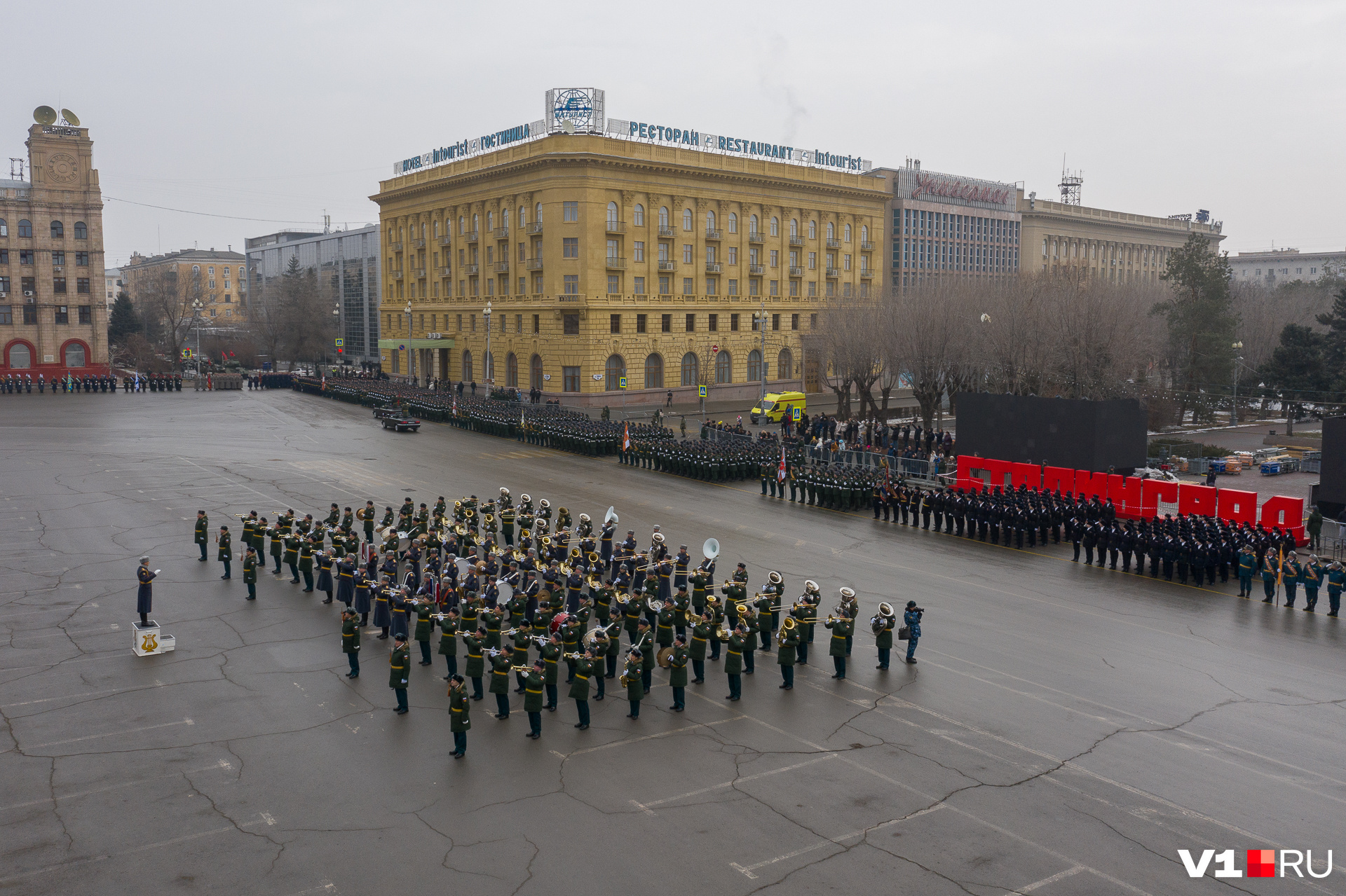 За спинами военных алеет огромная надпись — Сталинград За спинами военных алеет огромная надпись — Сталинград