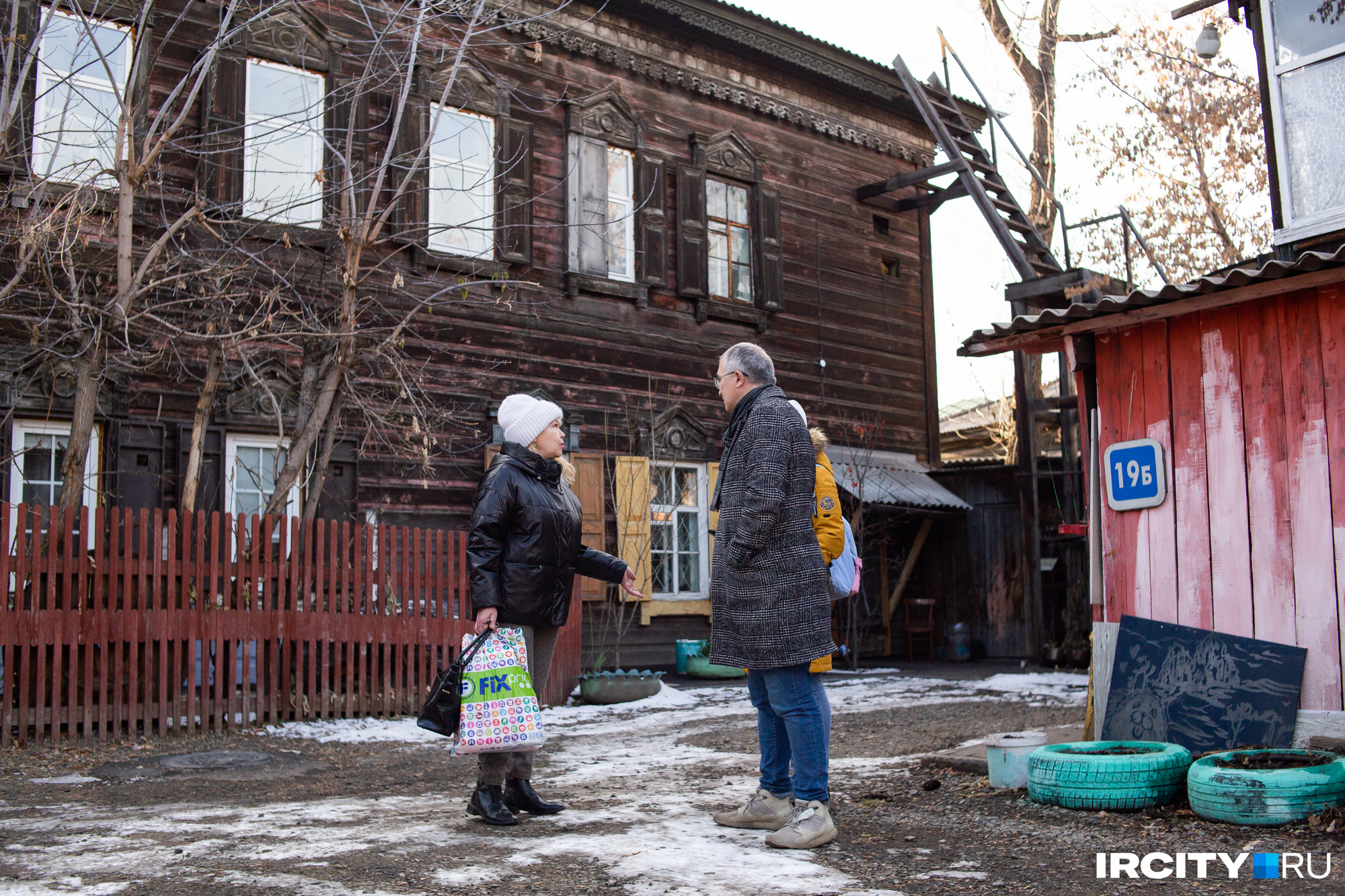 Оксана живет в доме, расположенном напротив усадьбы Чернигиной. Говорит, что нет ничего лучше, чем жить в деревянных домах в центре Иркутска Оксана живет в доме, расположенном напротив усадьбы Чернигиной. Говорит, что нет ничего лучше, чем жить в деревянных домах в центре Иркутска