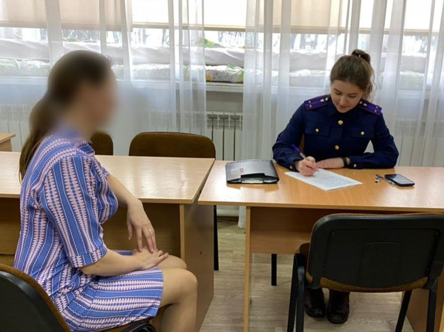 В Усть-Куте воспитательница тащила мальчика в детсад с прогулки