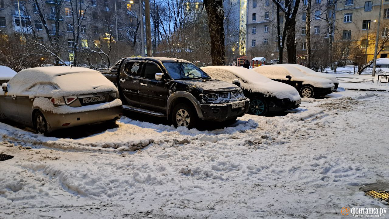 Петербург посмотрел на Москву и скорее откажется от песка, чем от соли, как  убирают улицы от снега декабрь 2022 г. - 8 декабря 2022 - ФОНТАНКА.ру