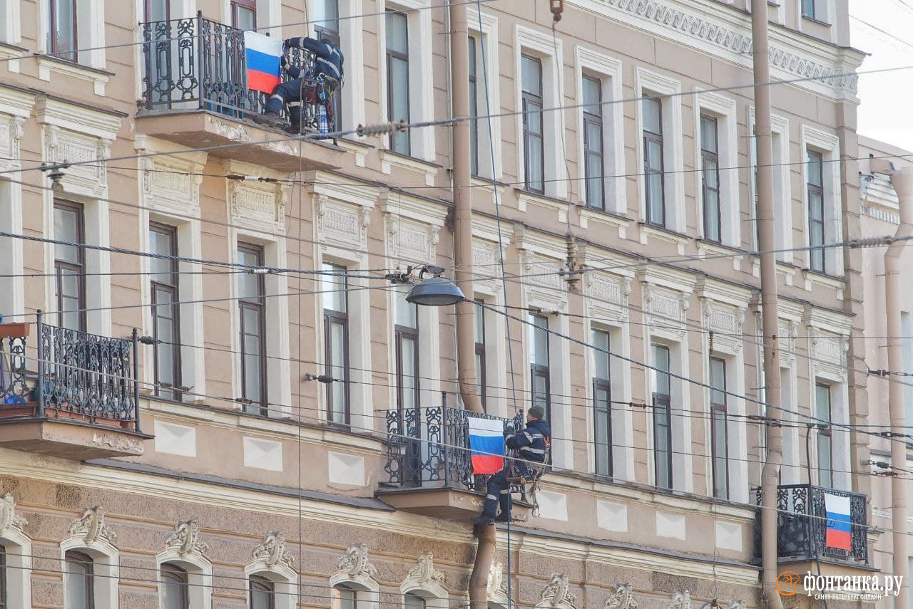 На балконах — флаги, в рекламе — георгиевские ленточки. Петербург украшают  символикой - 5 марта 2022 - ФОНТАНКА.ру