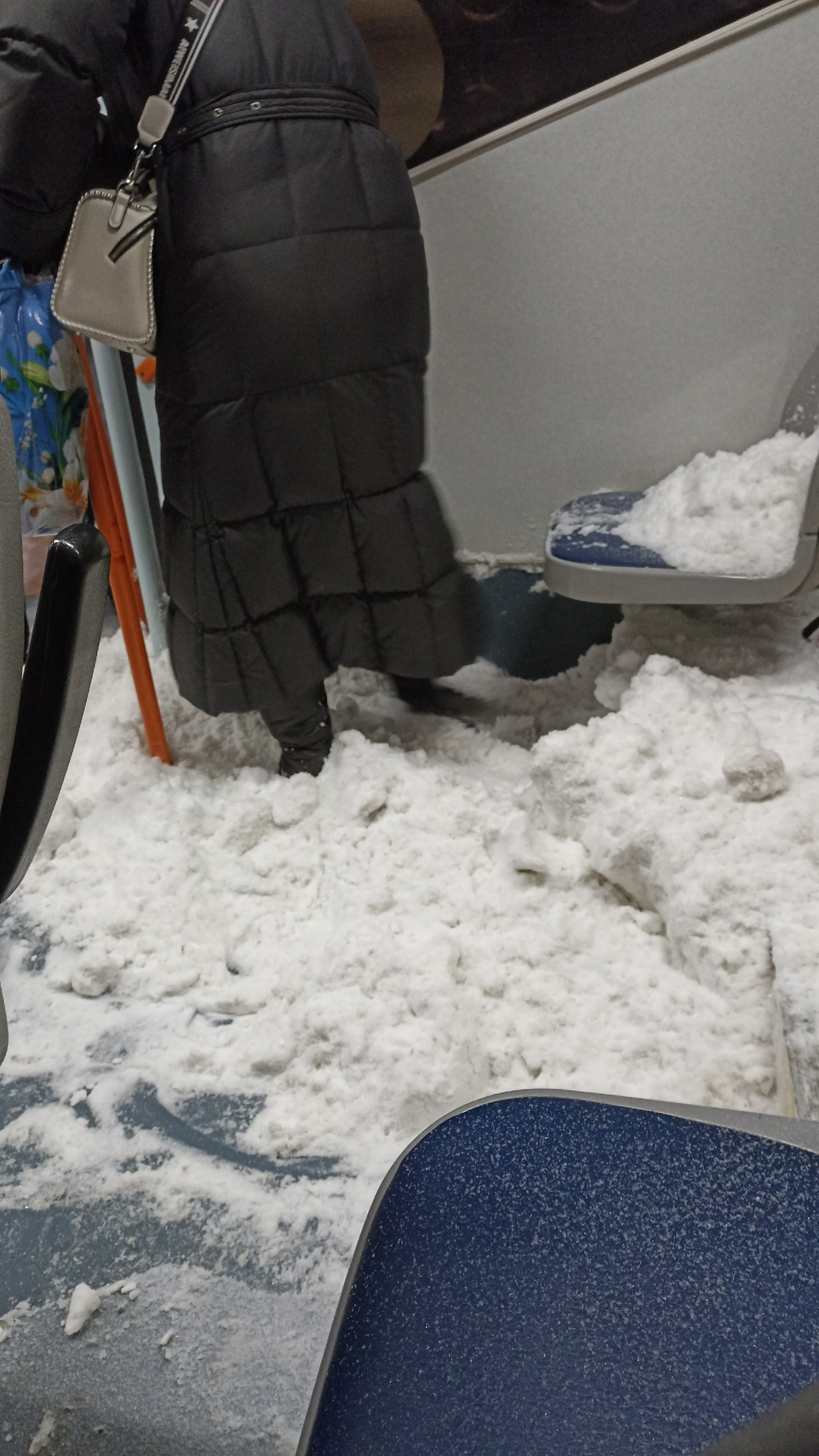 Салон трамвая занесло снегом