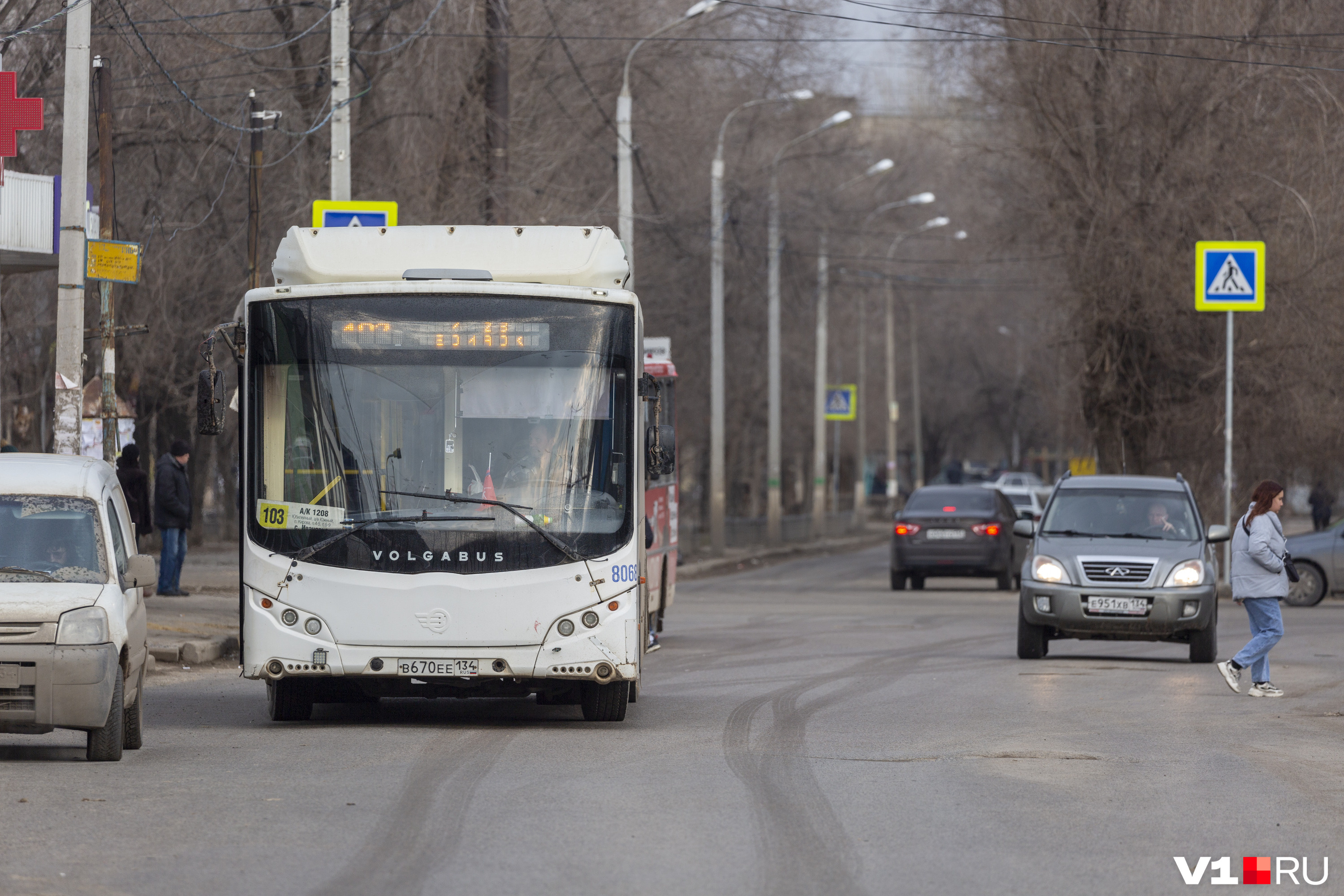 77 автобус волгоград. Переполненный автобус Волгоград. Автобус на дороге. Маршрутка Волгоград. Поломка автобуса.