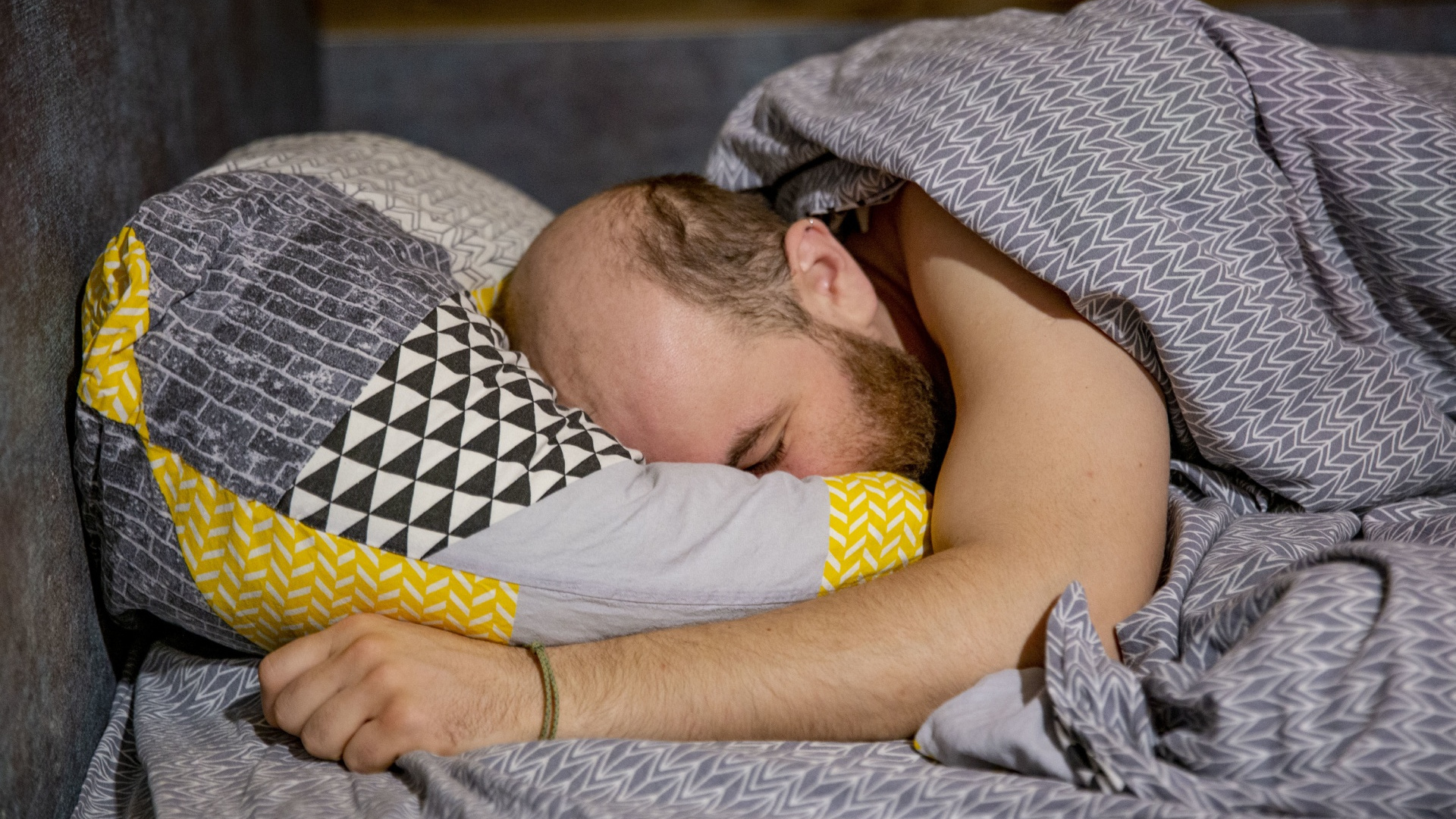 Срочно выбросить: ортопед назвал пять признаков опасной подушки, сон на которой вас убивает
