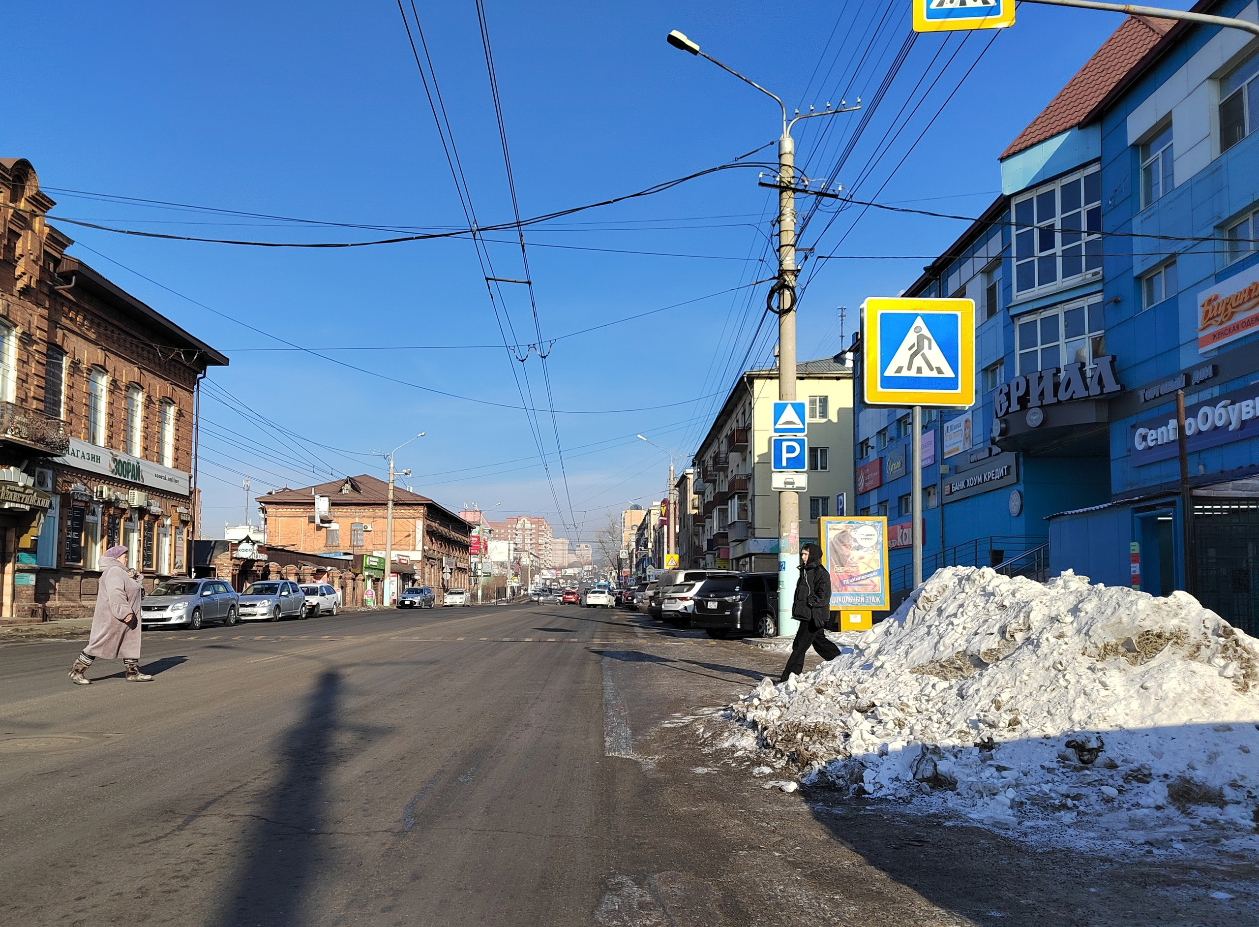 Снег у пешеходного перехода на Богомягкова по-прежнему закрывает водителям обзор на людей, переходящих дорогу
