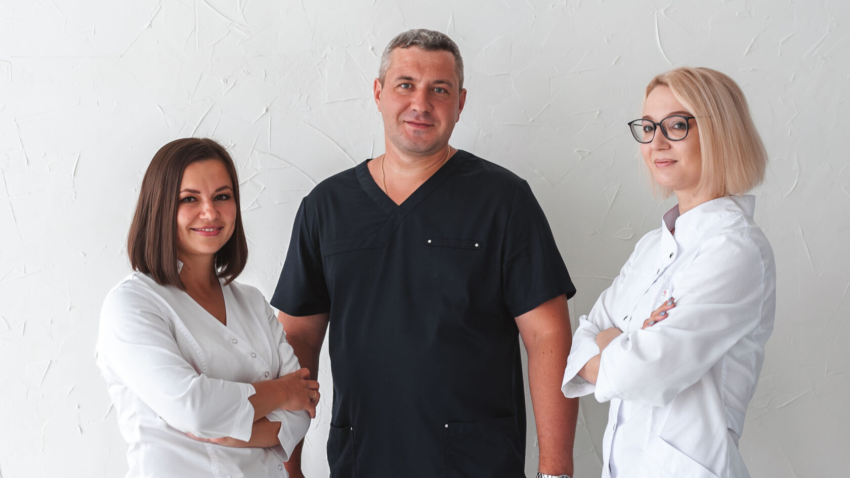 Учились в Европе и Южной Америке, но вернулись в Новосибирск: эти стоматологи лечат зубы без боли