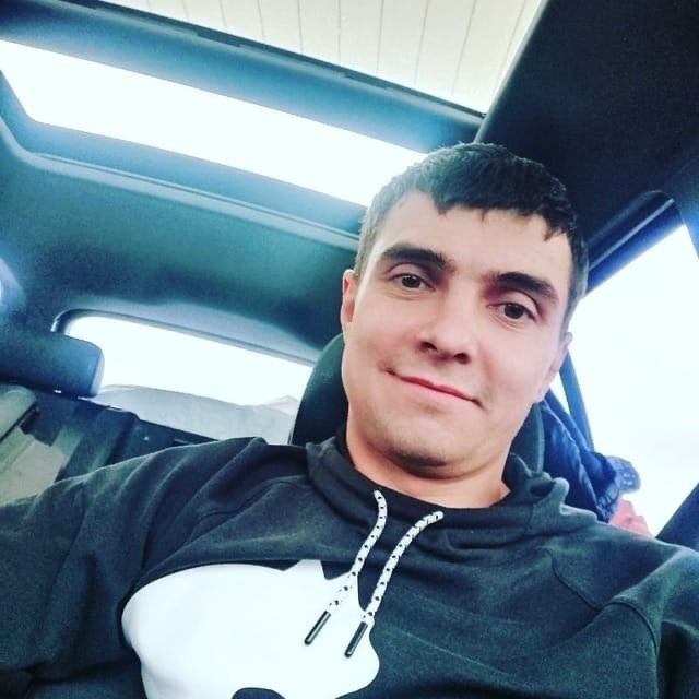 Погибшему в результате драки Владимиру Гончарову недавно исполнился 31 год. Он жил с мамой, бабушкой и младшим братом