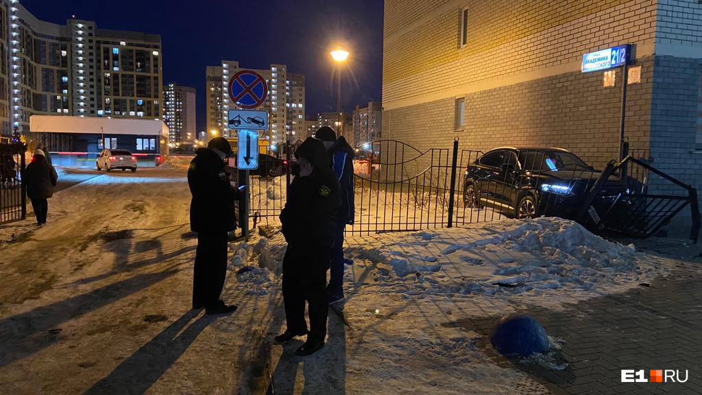 «Чудом никого не сбила»: в Краснолесье пьяная женщина на кроссовере протаранила забор